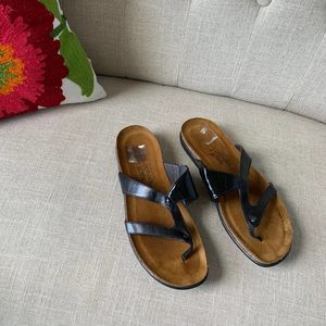 Naot Black Leather and Patent Leather Thong Shoes Sandals Size 38. Narrow